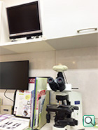 顕微鏡とモニター
